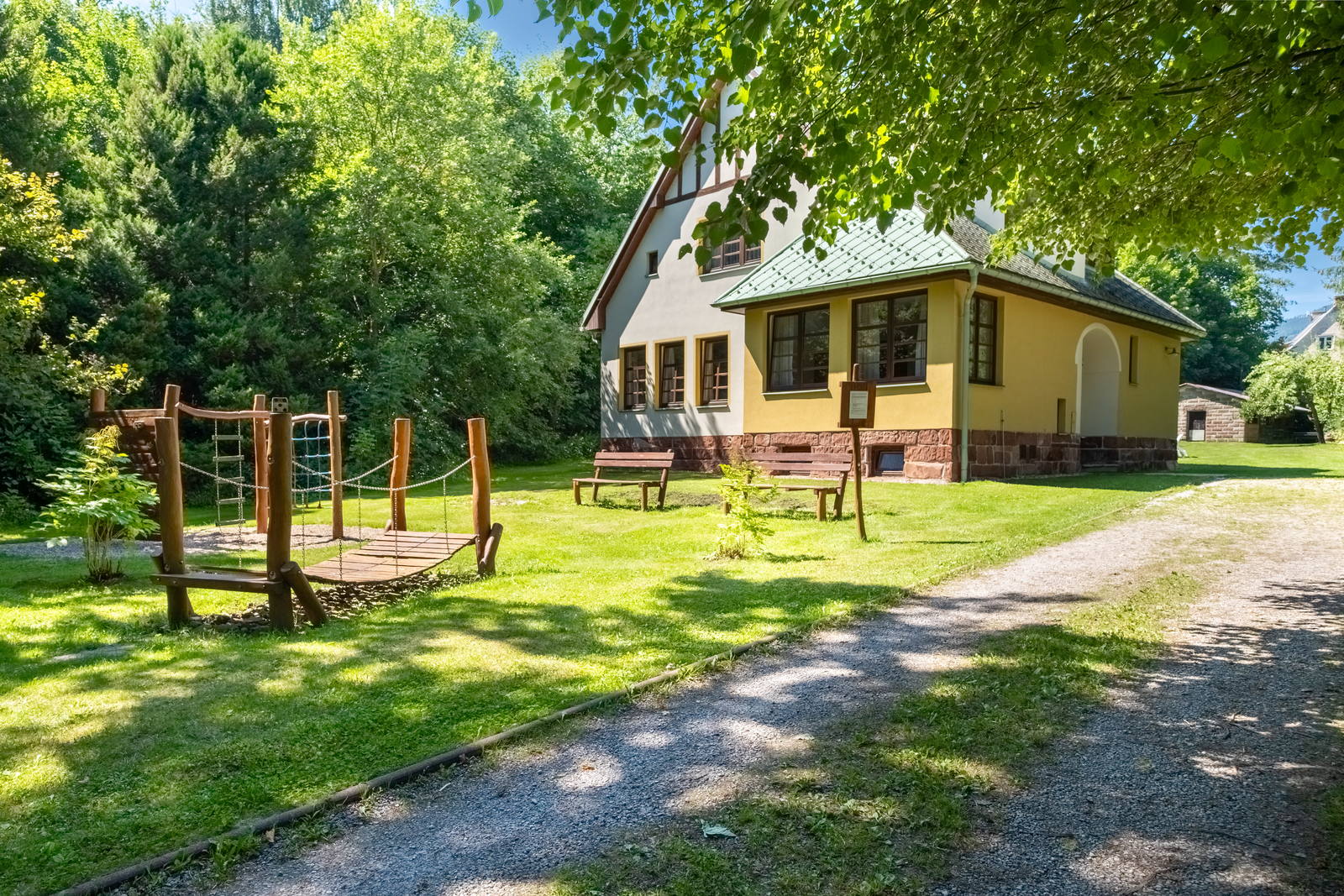 Dětské hřiště s prolézačkou a lanovou stěnou u domu