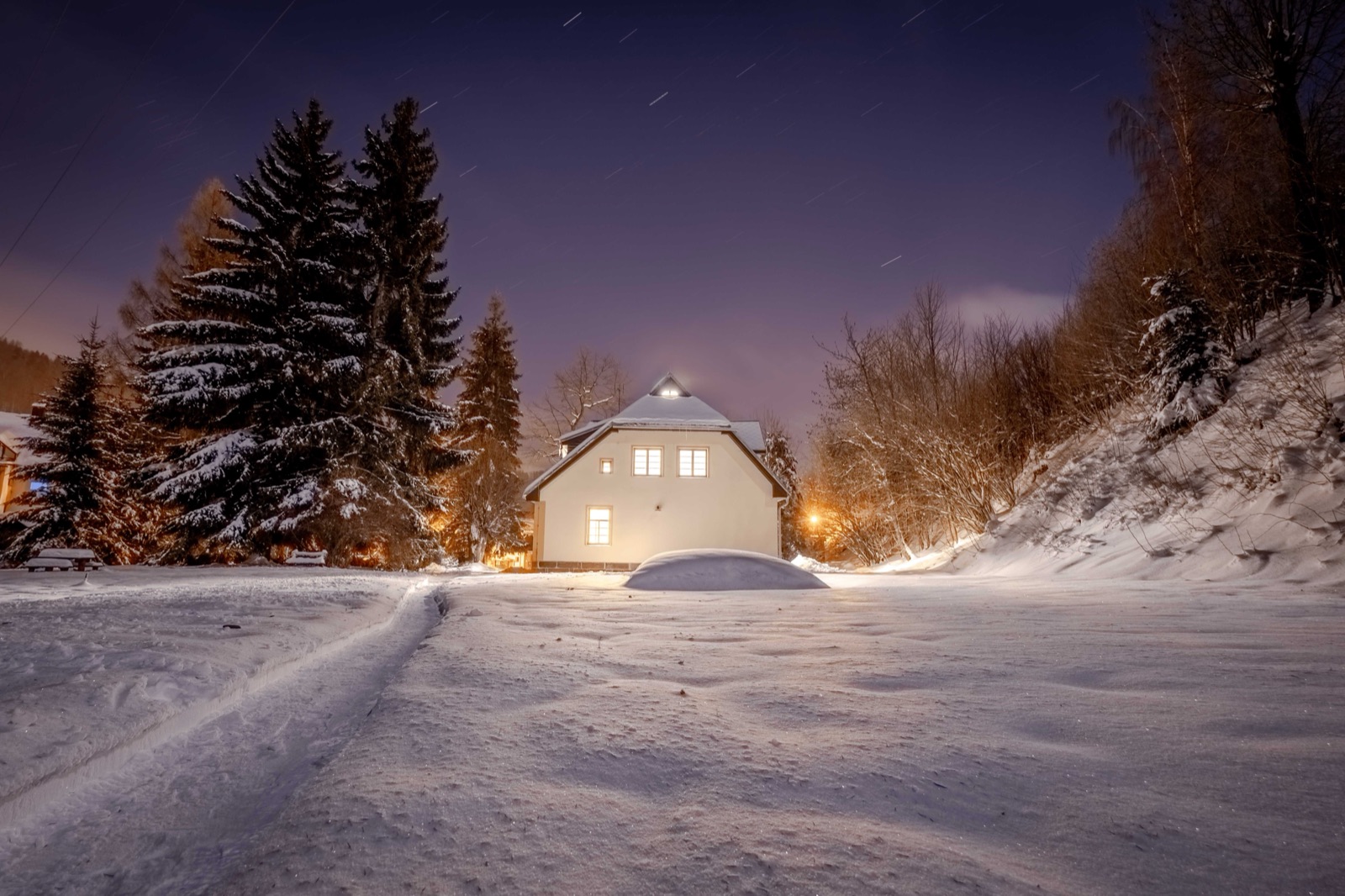 Villa Rudolf — vila v noci se sněhem a měsícem